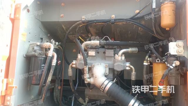 液压泵舱室正面整体（整机外观）