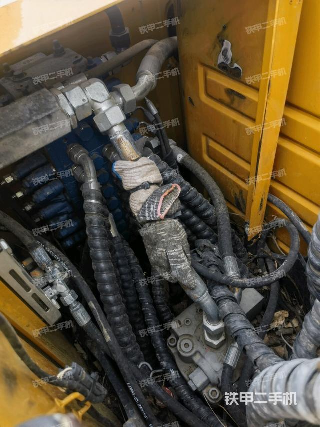 回轉(zhuǎn)馬達(dá)和主控閥（整機(jī)外觀）