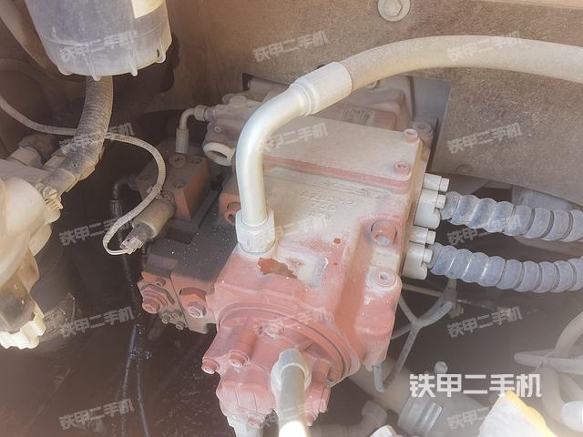 液壓泵艙室正面整體(整機(jī)外觀) 液壓泵艙室正面整體(整機(jī)外觀)