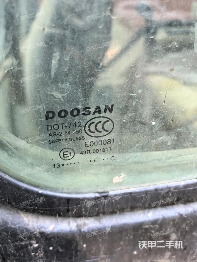 后窗玻璃角標(駕駛室部分) 后窗玻璃角標(駕駛室部分)