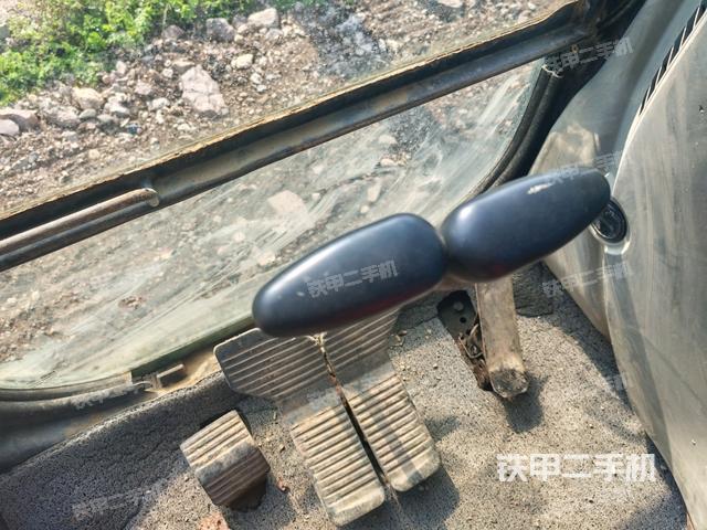 行走控制手柄和踏板?俯拍（駕駛室部分）