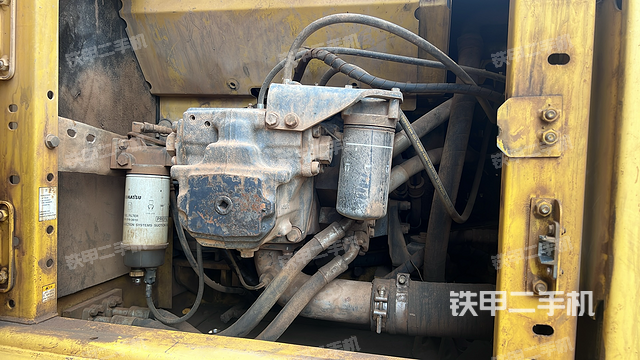 液壓泵艙室正面整體(整機外觀) 液壓泵艙室正面整體(整機外觀)