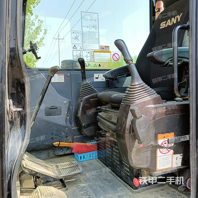 駕駛室整體(整機(jī)外觀) 駕駛室整體(整機(jī)外觀)