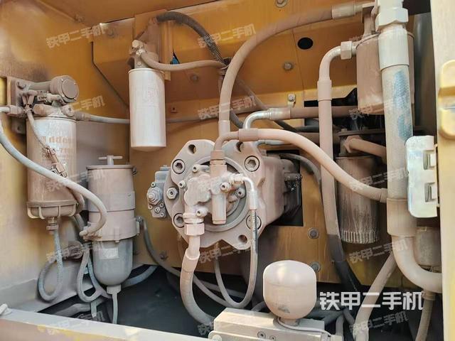 液壓泵艙室正面整體(整機(jī)外觀) 液壓泵艙室正面整體(整機(jī)外觀)
