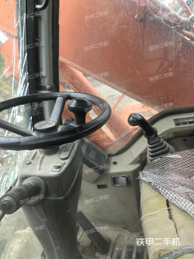 行走控制手柄和踏板?俯拍(駕駛室部分) 行走控制手柄和踏板?俯拍(駕駛室部分)