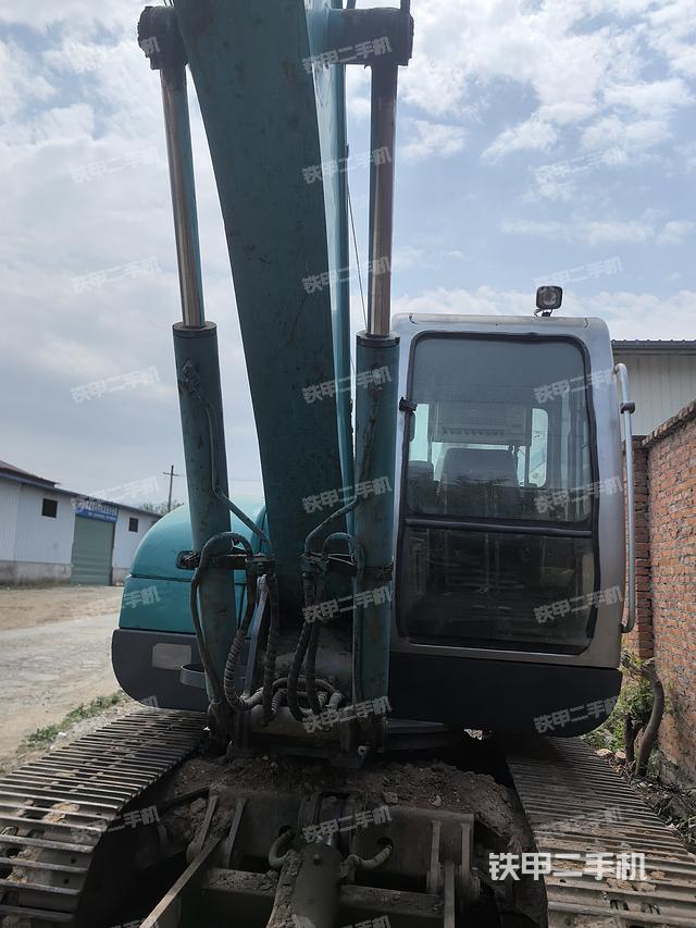 駕駛室頂部(整機(jī)外觀) 駕駛室頂部(整機(jī)外觀)
