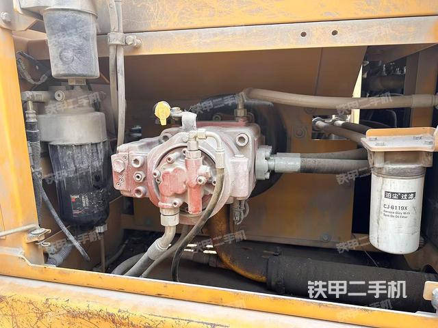 液压泵舱室正面整体（整机外观）