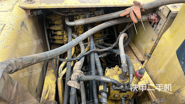 回轉(zhuǎn)馬達和主控閥(整機外觀) 回轉(zhuǎn)馬達和主控閥(整機外觀)