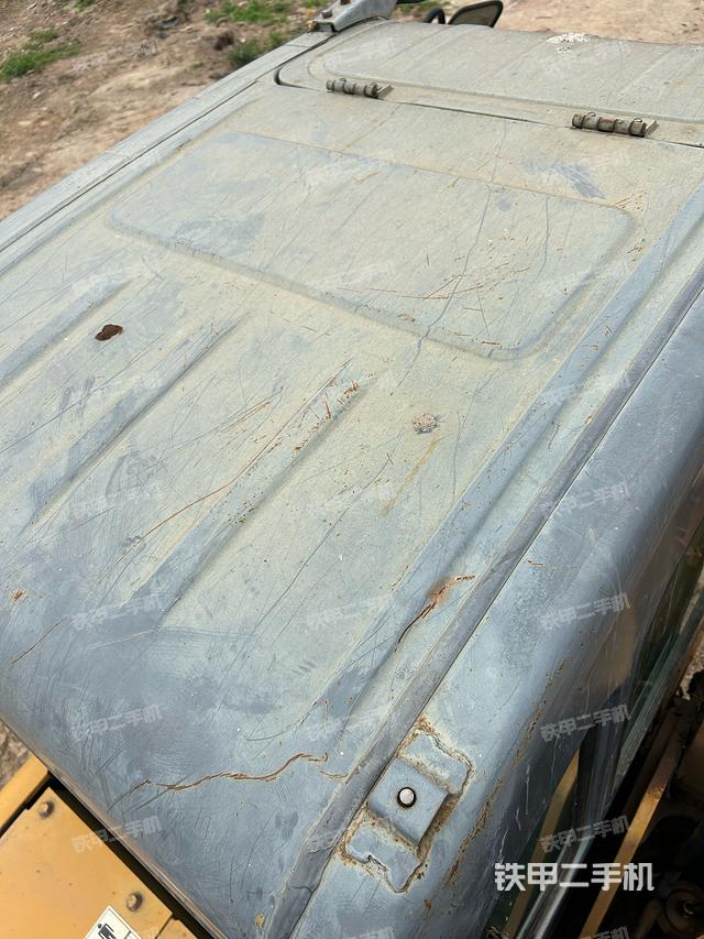 駕駛室頂部(整機(jī)外觀) 駕駛室頂部(整機(jī)外觀)