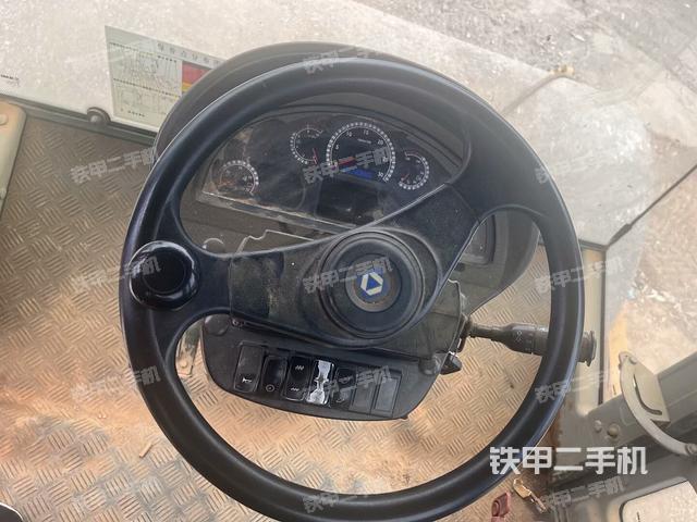 操作臺(tái)全景（壓路機(jī)駕駛室）