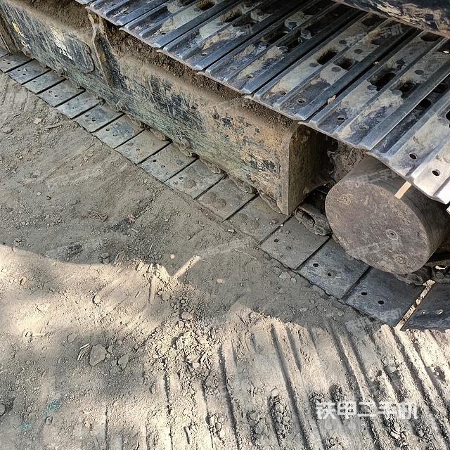 單側(cè)履帶整體(整機(jī)外觀) 單側(cè)履帶整體(整機(jī)外觀)