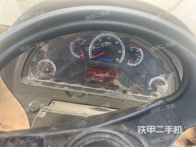 右側(cè)正面照（壓路機(jī)駕駛室）