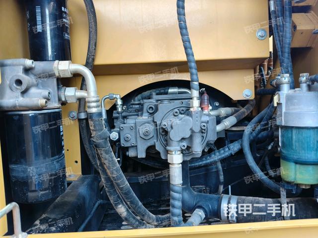 液壓泵艙室正面整體（整機外觀）