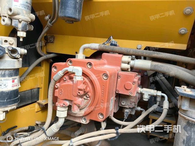 液壓泵艙室正面整體(整機外觀) 液壓泵艙室正面整體(整機外觀)