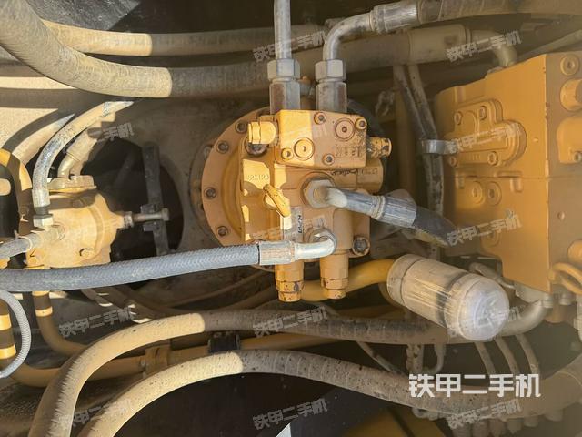 回轉(zhuǎn)馬達(dá)和主控閥(整機(jī)外觀) 回轉(zhuǎn)馬達(dá)和主控閥(整機(jī)外觀)
