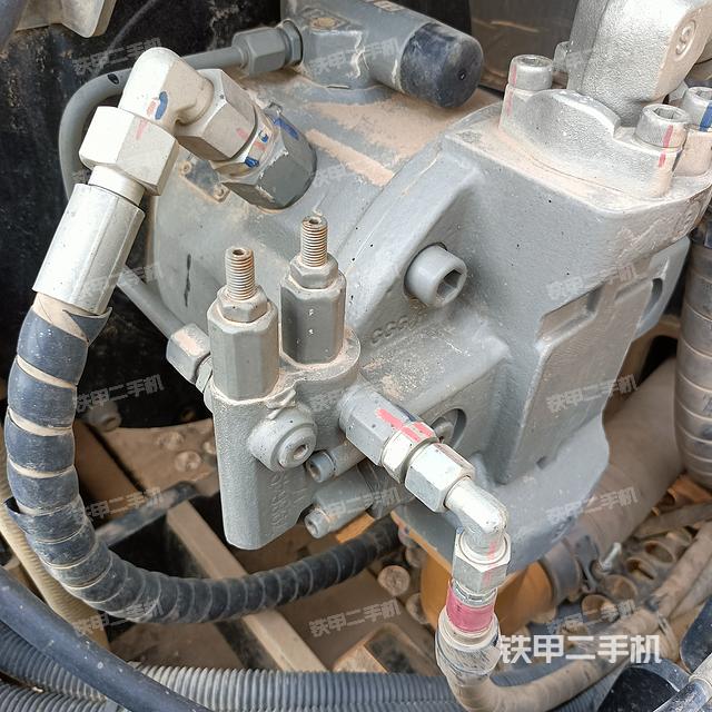 液壓泵艙室正面整體(整機(jī)外觀) 液壓泵艙室正面整體(整機(jī)外觀)