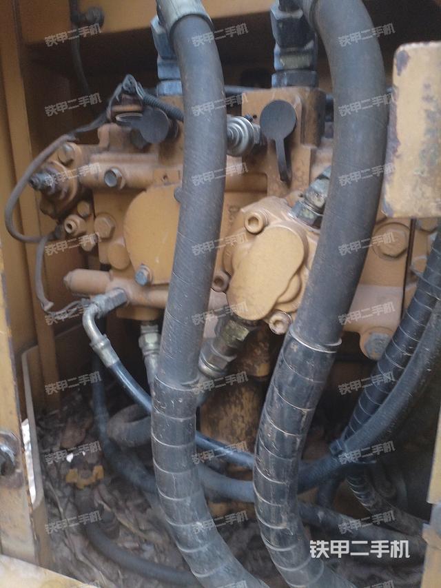 液压泵舱室正面整体（整机外观）