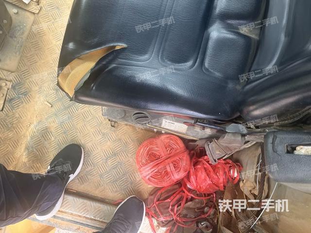 駕駛室內(nèi)座椅、儀表操作手柄全景（壓路機(jī)駕駛室）