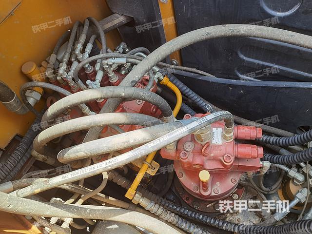 回轉(zhuǎn)馬達(dá)和主控閥(整機(jī)外觀) 回轉(zhuǎn)馬達(dá)和主控閥(整機(jī)外觀)