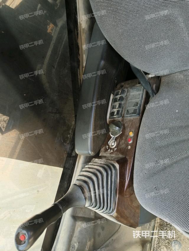 座椅右側(cè)控制臺(tái)/鑰匙門/油門/含右手柄（駕駛室部分）