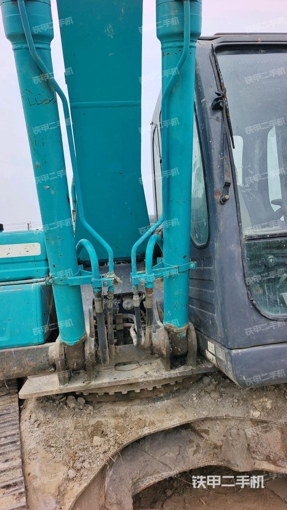 大臂油缸整体 竖拍（工作和回转装置）