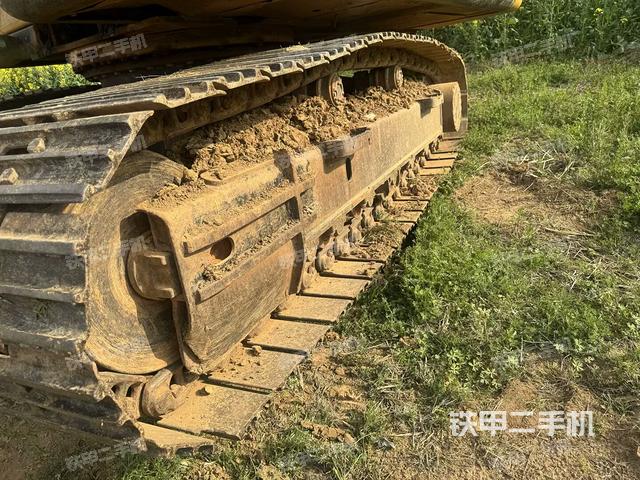 單側(cè)履帶整體(整機外觀) 單側(cè)履帶整體(整機外觀)