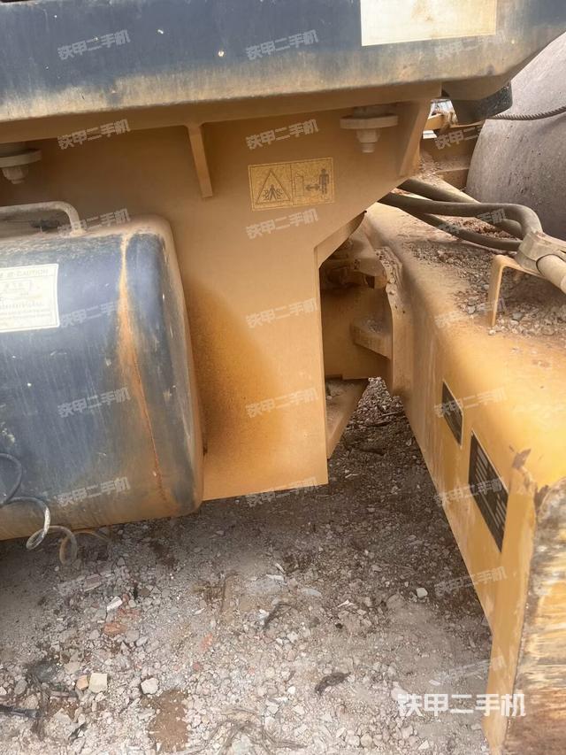 鉸接正右側(cè)（壓路機(jī)前后車架）