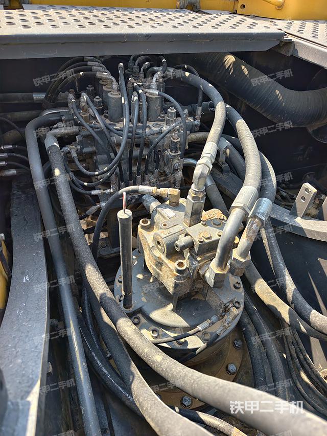 回轉(zhuǎn)馬達(dá)和主控閥（整機(jī)外觀）