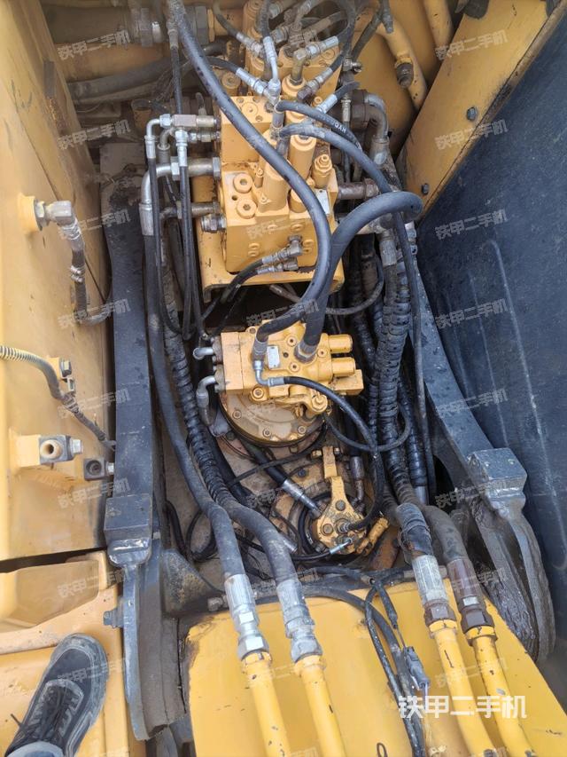 回转马达和主控阀（整机外观）