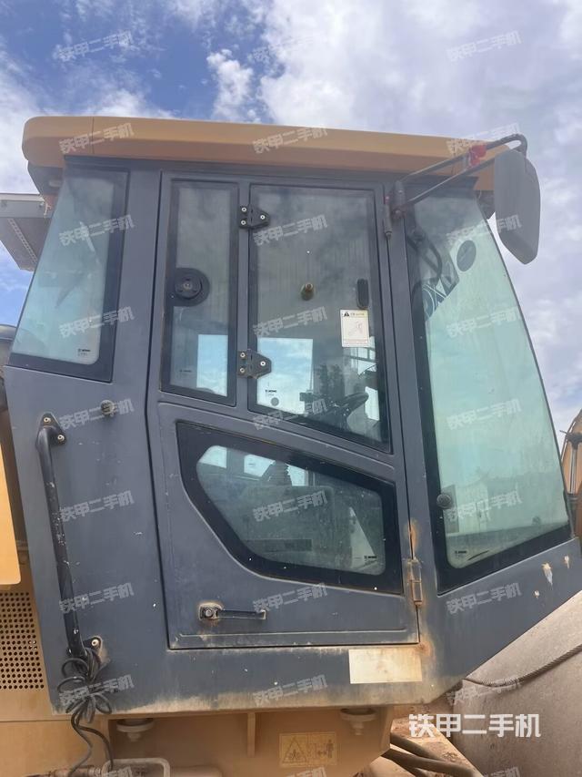 左側(cè)正面照（壓路機(jī)駕駛室）