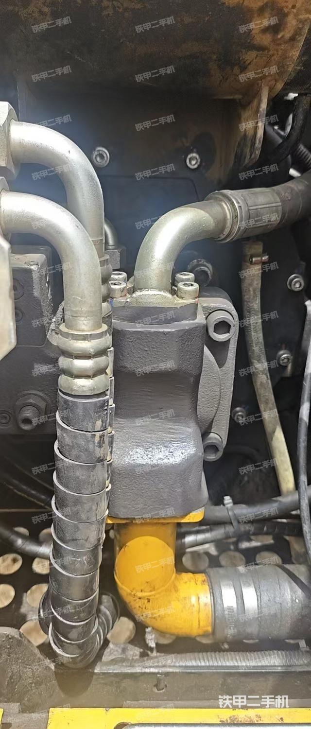 液壓泵艙室正面整體（整機外觀）