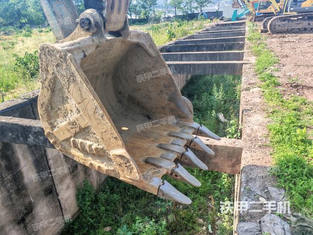 大臂油缸整體?豎拍（工作和回轉(zhuǎn)裝置）