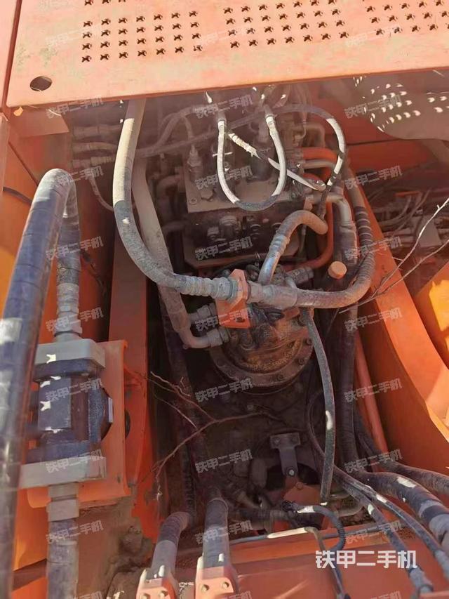 回轉(zhuǎn)馬達(dá)和主控閥（整機(jī)外觀）