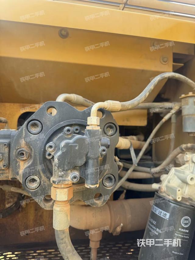 液壓泵艙室正面整體(整機外觀) 液壓泵艙室正面整體(整機外觀)