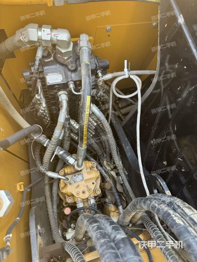 回轉(zhuǎn)馬達(dá)和主控閥（整機(jī)外觀）