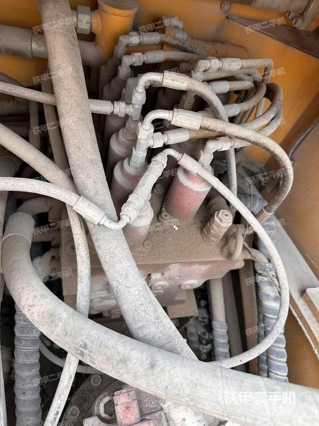 回转马达和主控阀（整机外观）