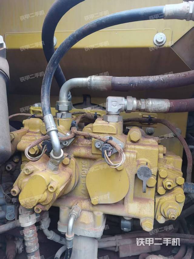 液压泵舱室正面整体（整机外观）