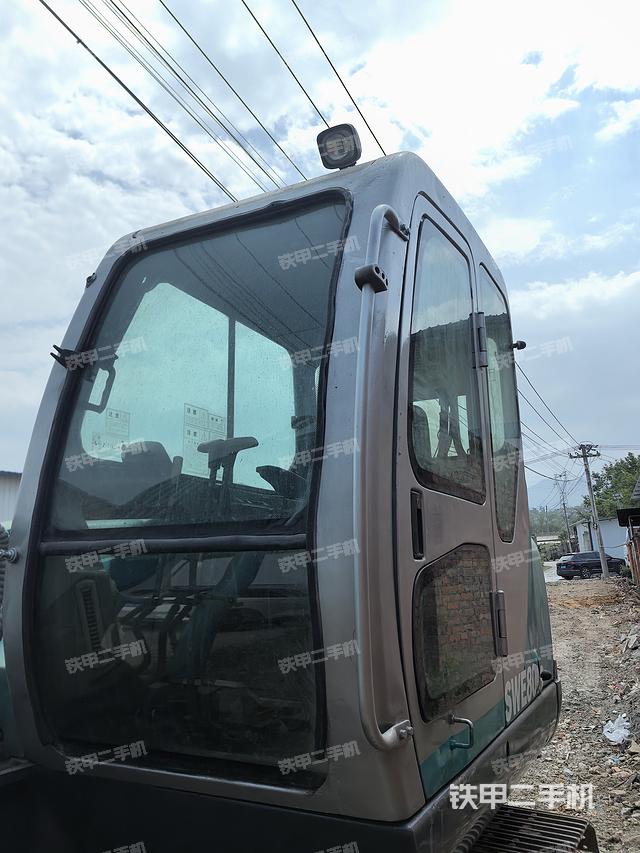 駕駛室整體(整機(jī)外觀) 駕駛室整體(整機(jī)外觀)
