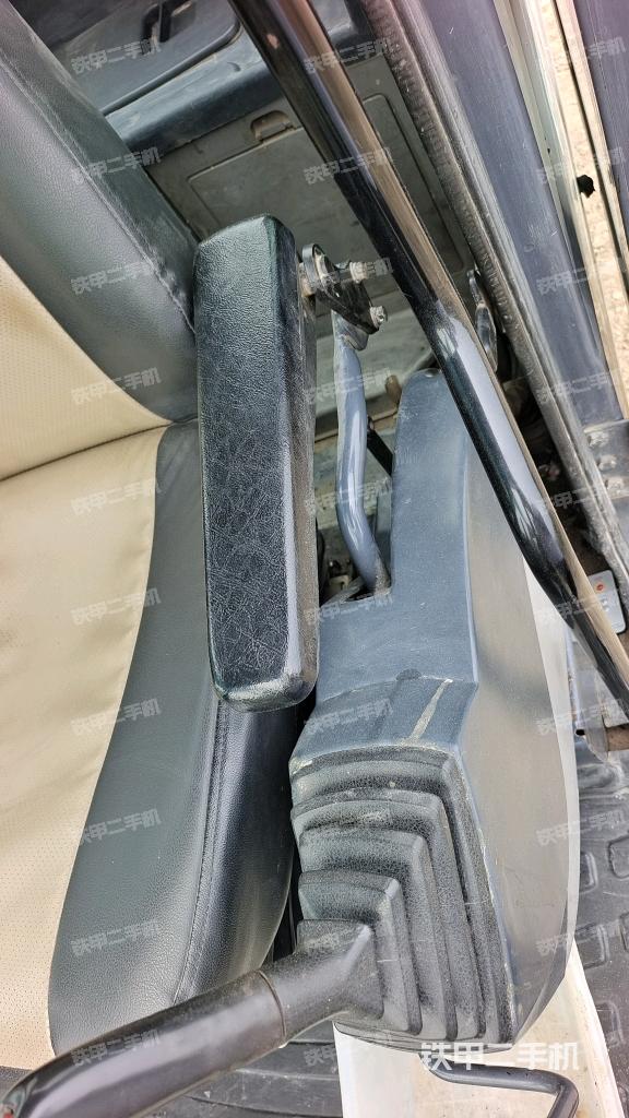 座椅左侧控制台/音响/含左手柄（驾驶室部分）