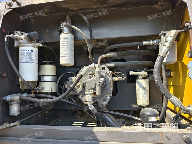 液壓泵艙室正面整體（整機(jī)外觀）