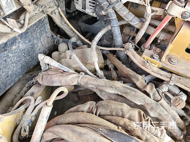 回轉(zhuǎn)馬達和主控閥(整機外觀) 回轉(zhuǎn)馬達和主控閥(整機外觀)