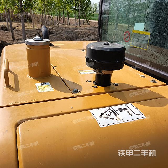 駕駛室頂部(整機(jī)外觀) 駕駛室頂部(整機(jī)外觀)