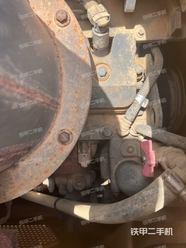 發(fā)動(dòng)機(jī)右側(cè)全景（壓路機(jī)發(fā)動(dòng)機(jī)艙）