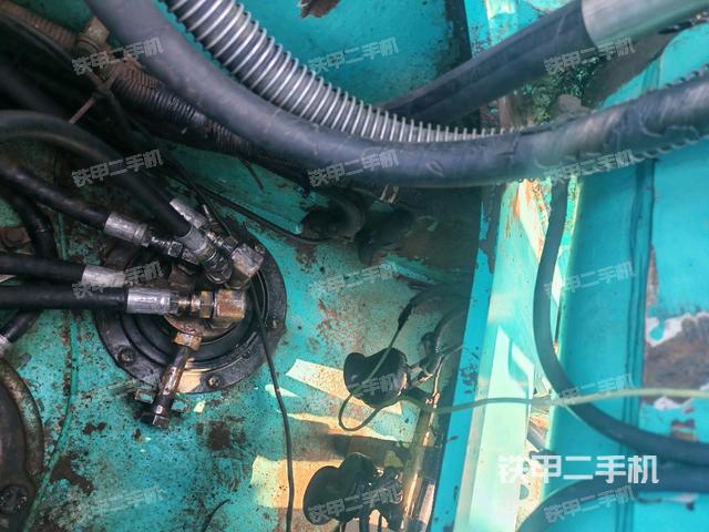 氣門(mén)室蓋螺絲特寫(xiě)（上車(chē)部件）