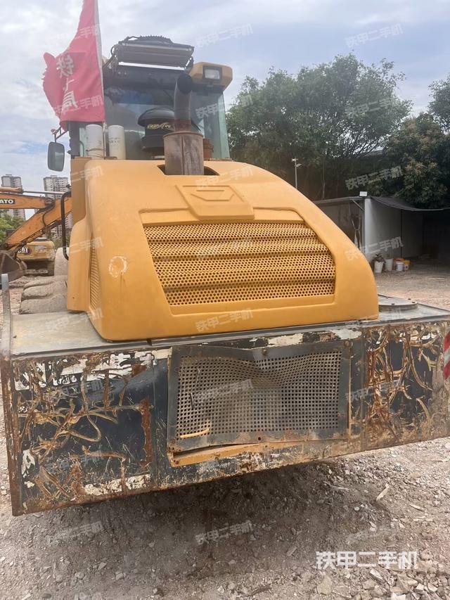 正左側(cè)（壓路機(jī)整機(jī)外觀）