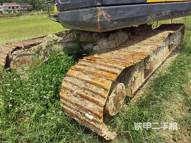 單側(cè)履帶整體(整機(jī)外觀) 單側(cè)履帶整體(整機(jī)外觀)