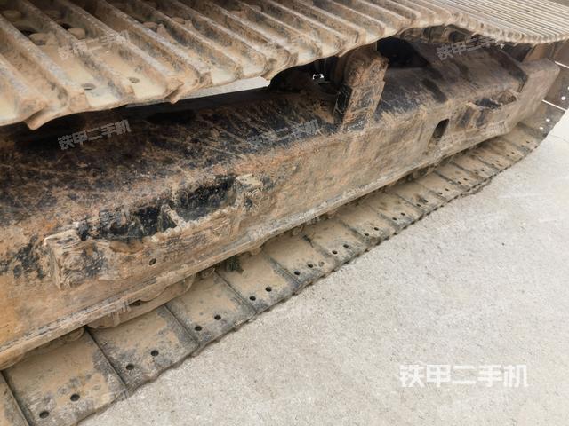 單側(cè)履帶整體(整機(jī)外觀) 單側(cè)履帶整體(整機(jī)外觀)