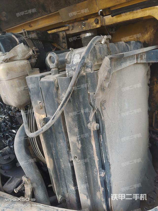 液壓泵艙室正面整體(整機(jī)外觀) 液壓泵艙室正面整體(整機(jī)外觀)