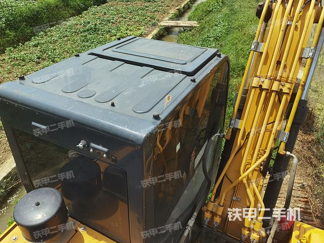 駕駛室頂部(整機(jī)外觀) 駕駛室頂部(整機(jī)外觀)