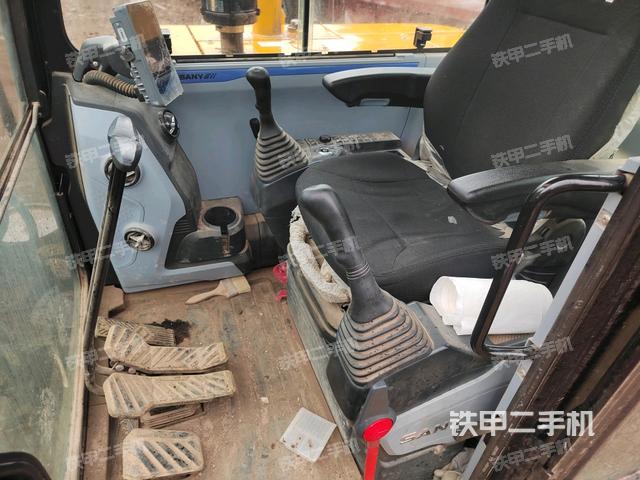 駕駛室頂部(整機外觀) 駕駛室頂部(整機外觀)